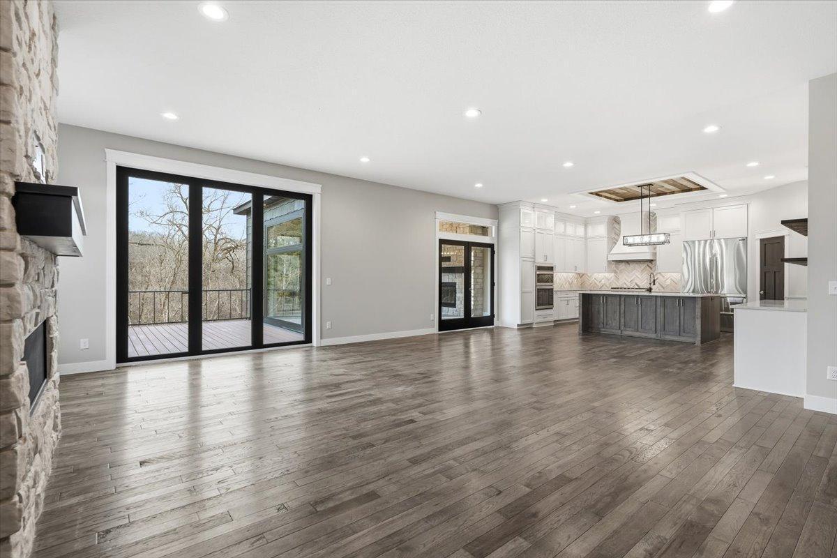 08-Living & Kitchen.jpg