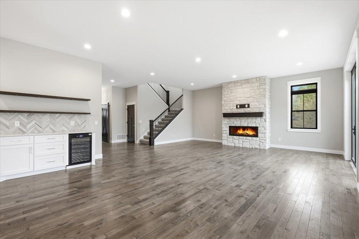 06-Living & Kitchen.jpg