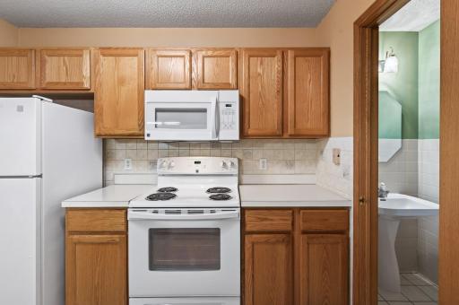 Lots of cabinet space. Microwave over Stove.
