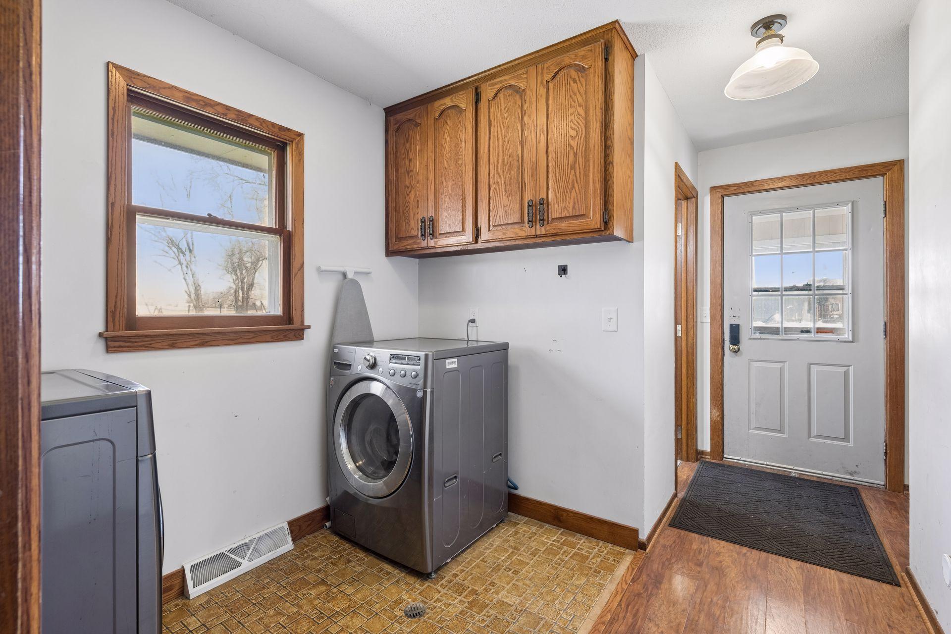 View to back entry. Enclosed porch beyond - 0040.jpg