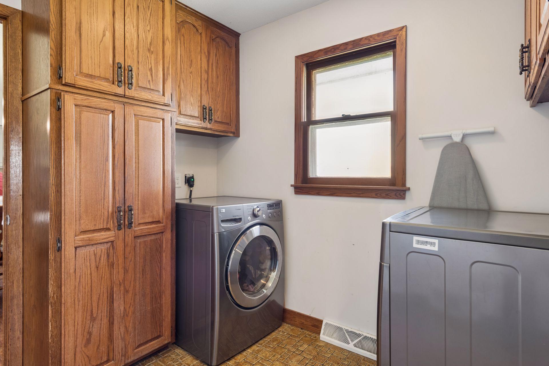 Main level mud/laundry room off back entry - 0041.jpg