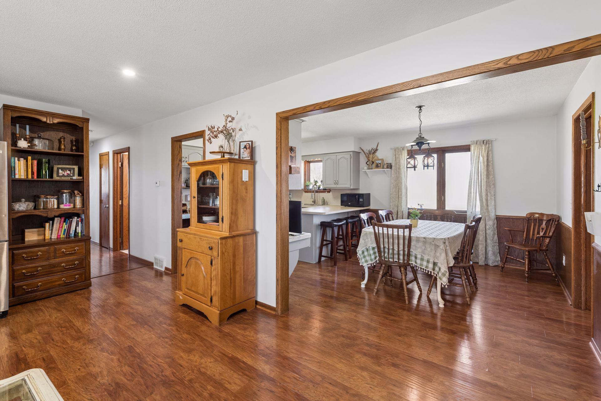 View to dining room. - 0021.jpg