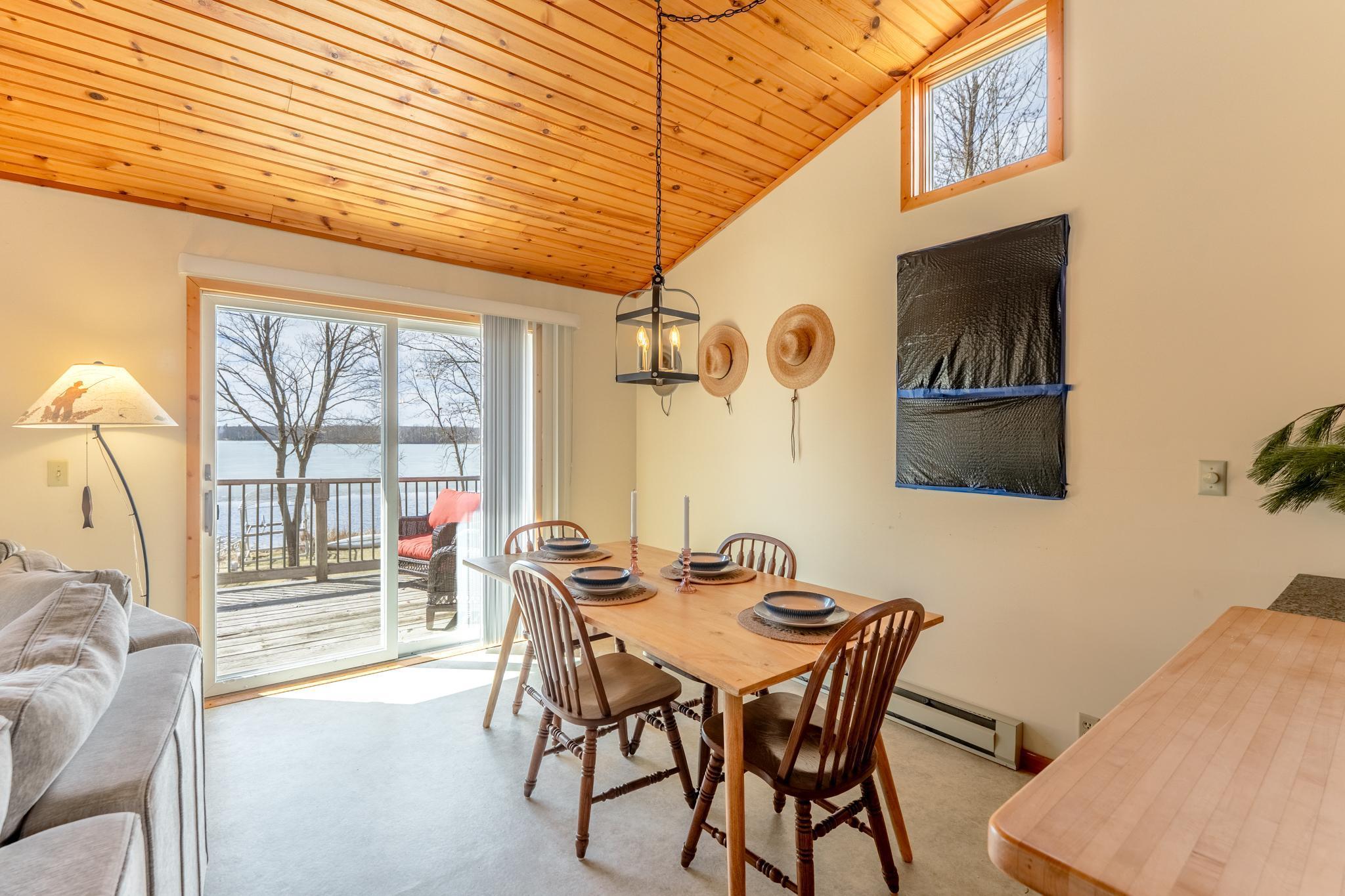 The dining area has room to expand. Intimate dinners or invite family and friends to enjoy the lake life.