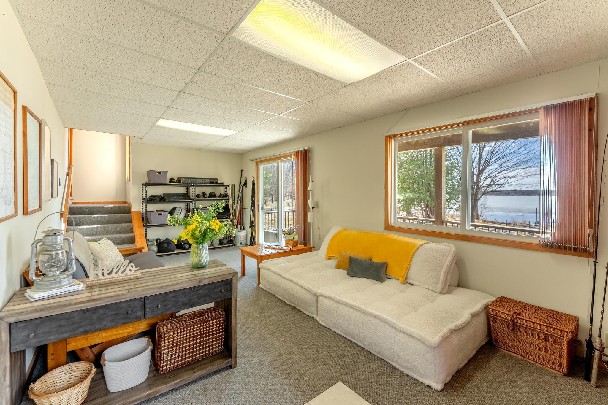 What a great space! Extra sleeping room, workout area, or just hang out and enjoy the lake.