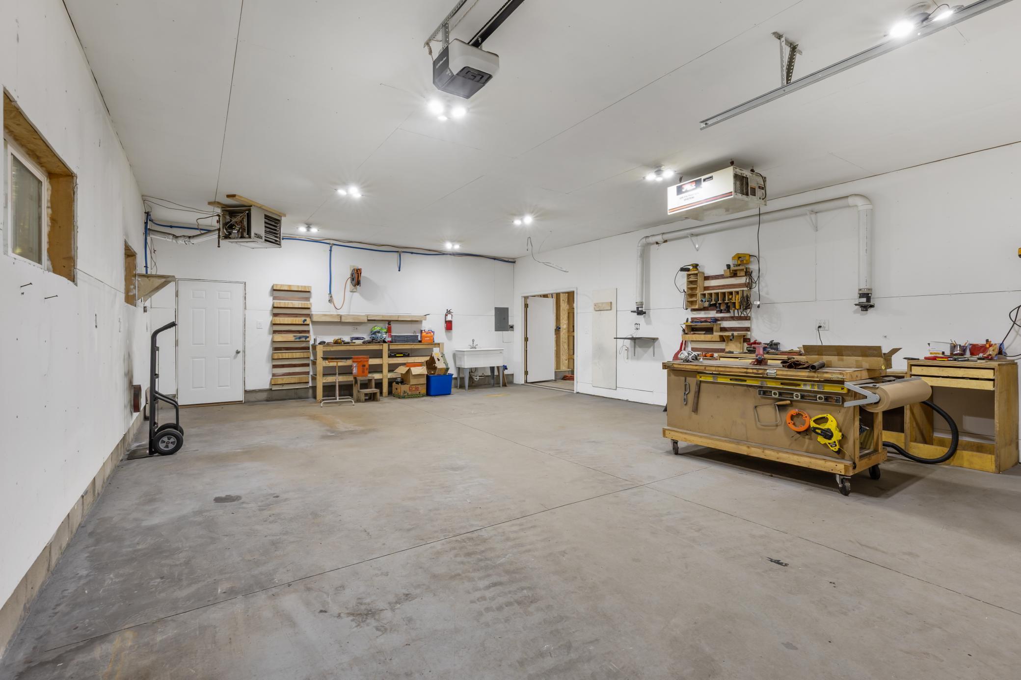 Extra Building w/Shop