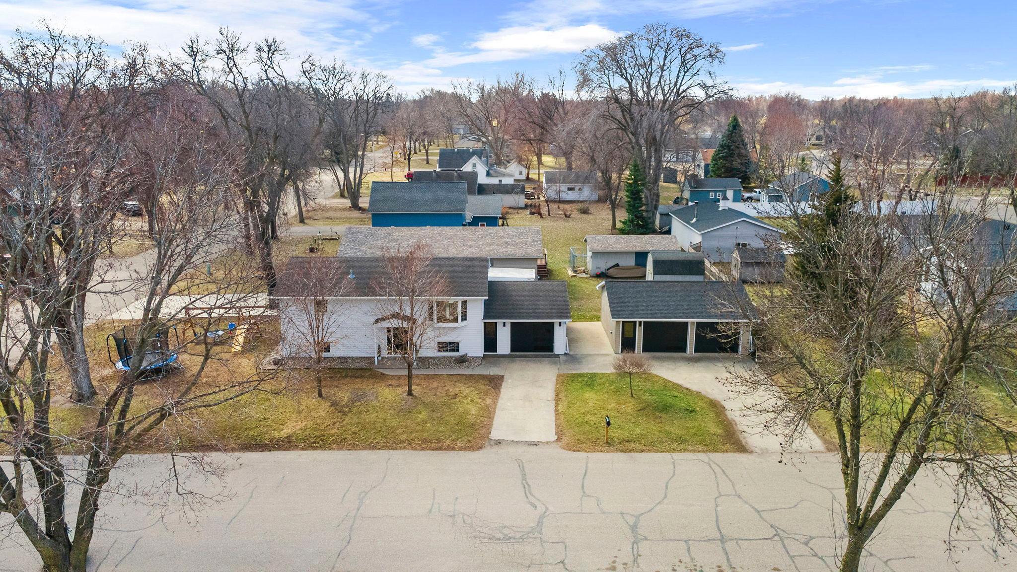 Plus a large looped driveway for plenty of additional parking.