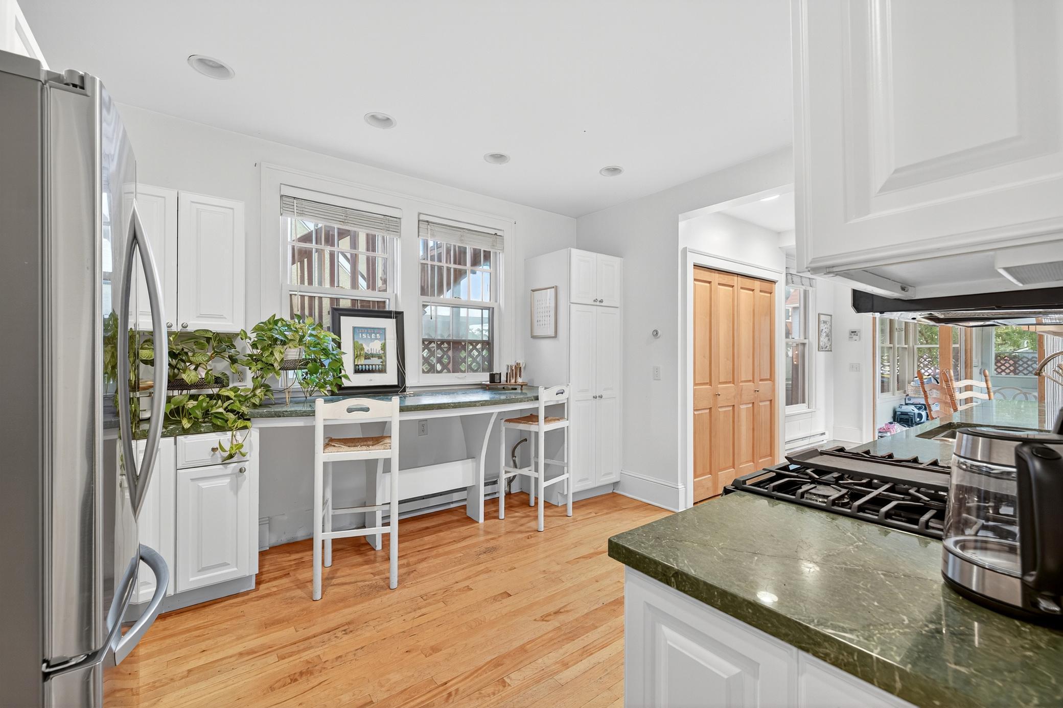 Enjoy your meal in this cozy breakfast bar!