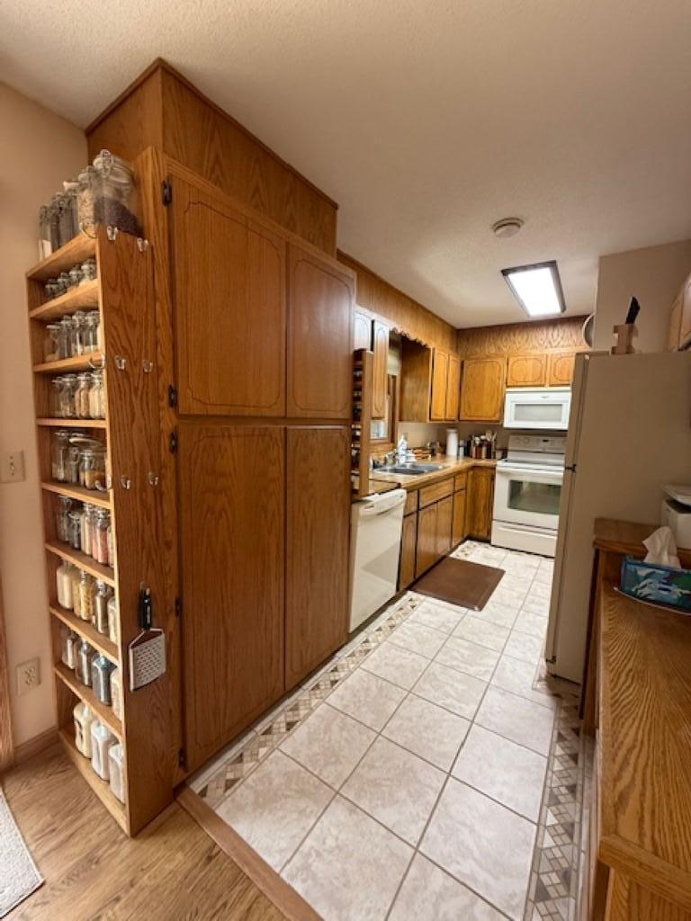 Lots of Kitchen Cabinets