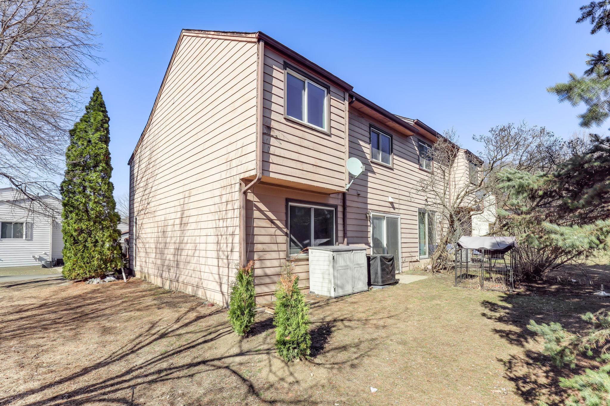 End-unit setting with added privacy and open green space