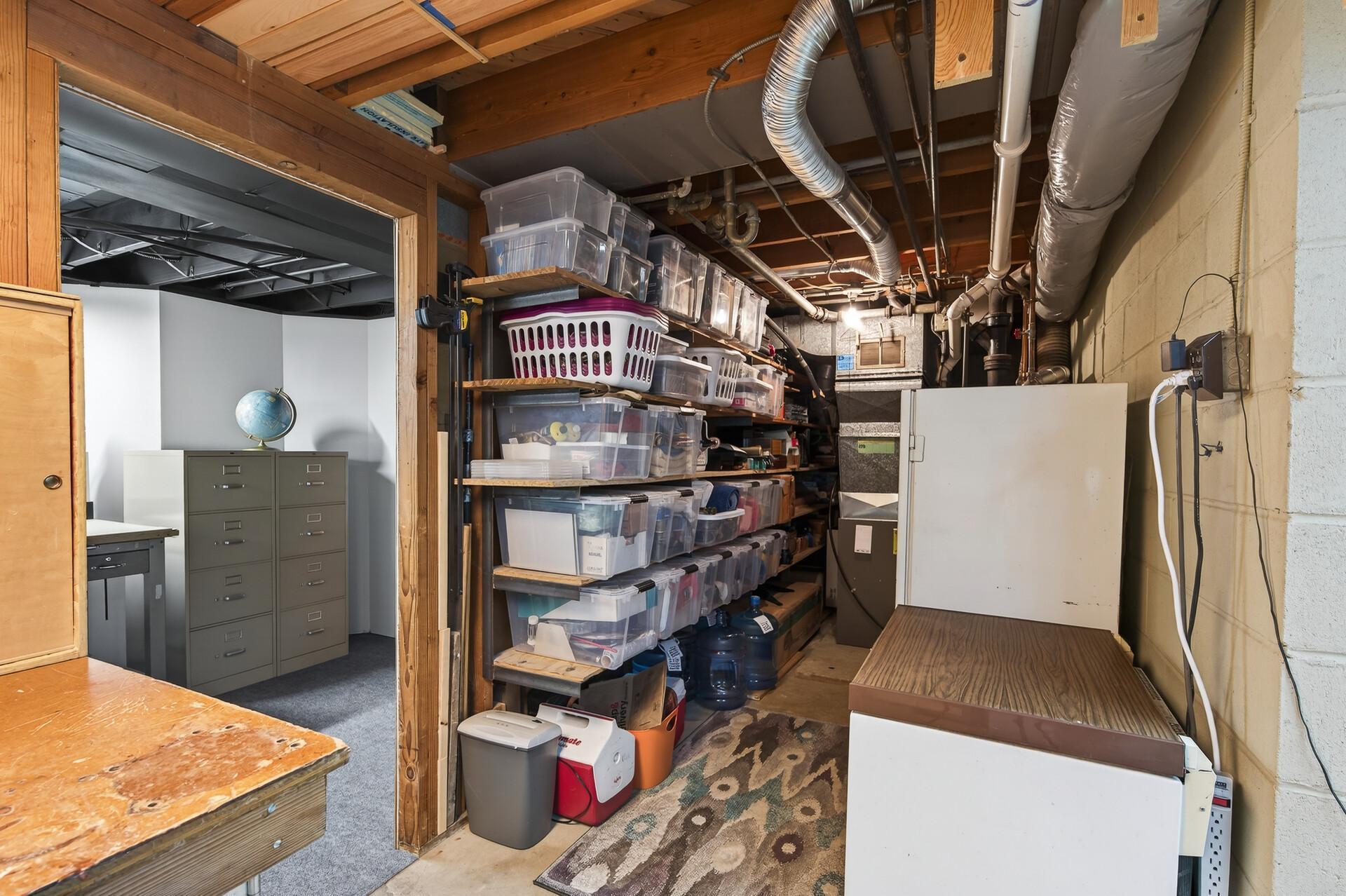 Tons of storage (freezer/fridge not staying).