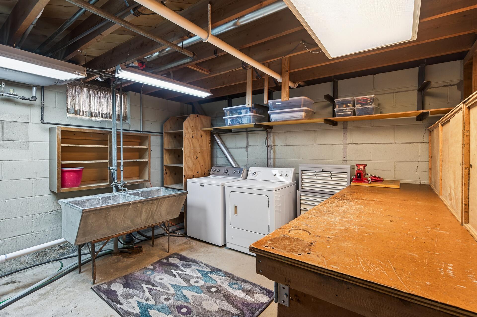 Large laundry (workbench not staying).