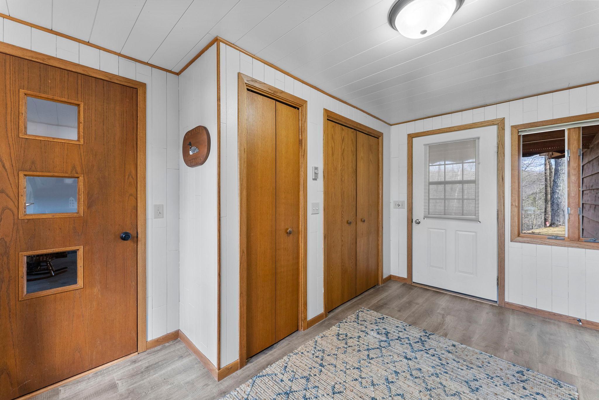 Large foyer with lots of storage