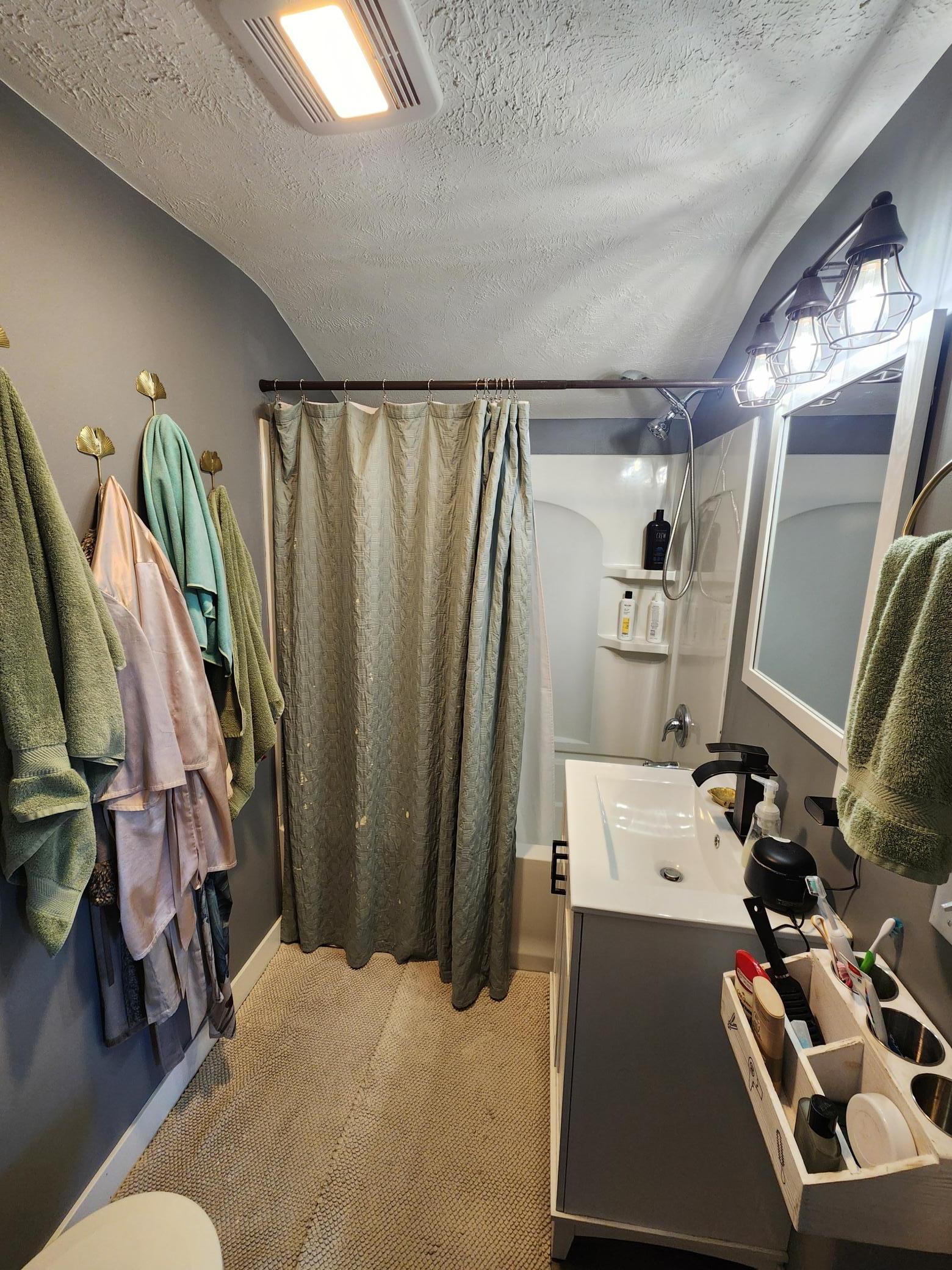 Upper level - full bath