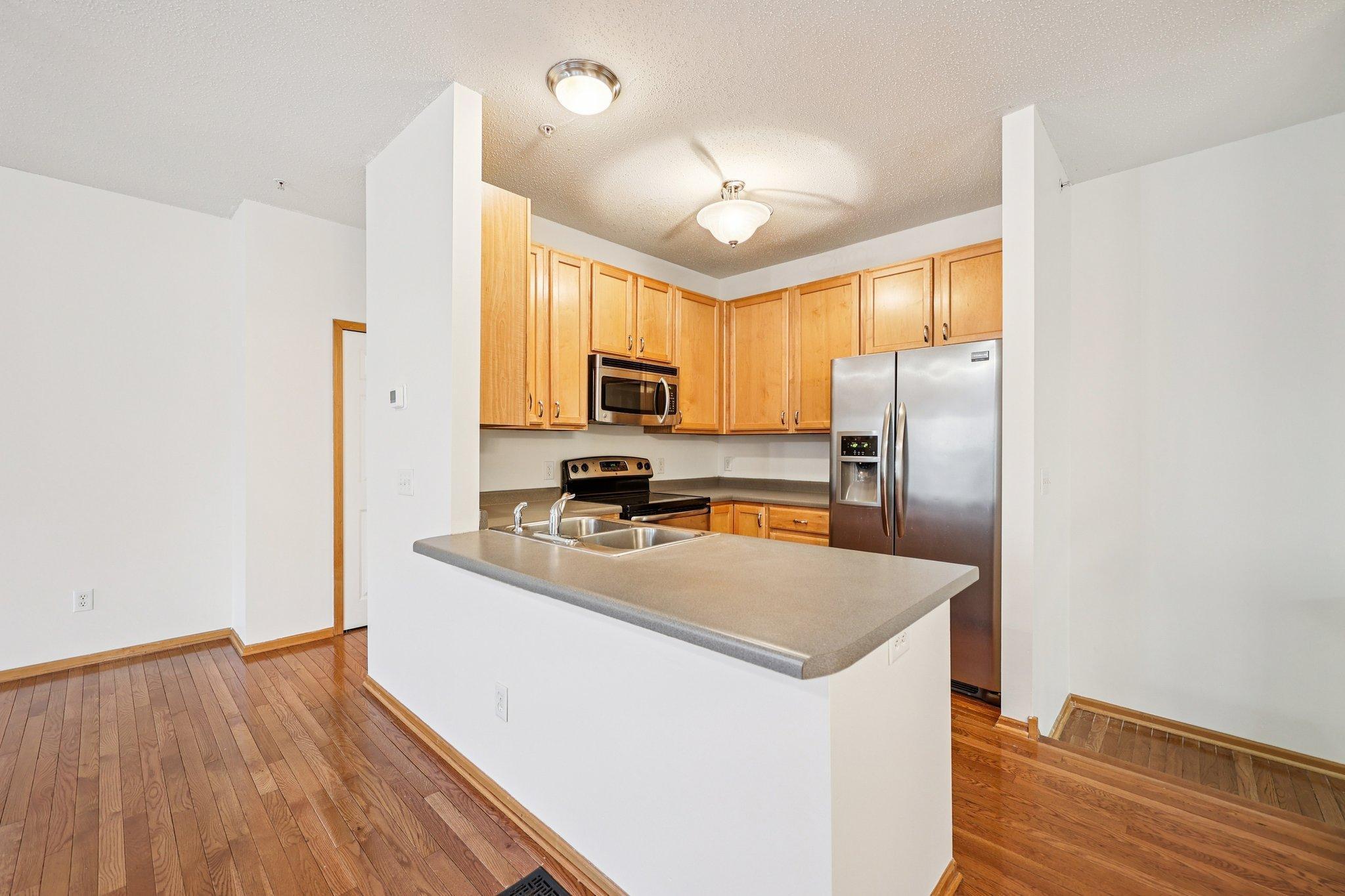 17-web-or-mls-Garland Ct N apt g-S0404-013.jpg