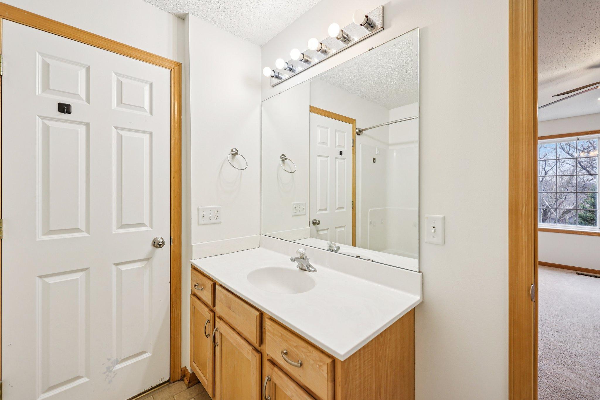 24-web-or-mls-Garland Ct N apt g-S0404-020.jpg