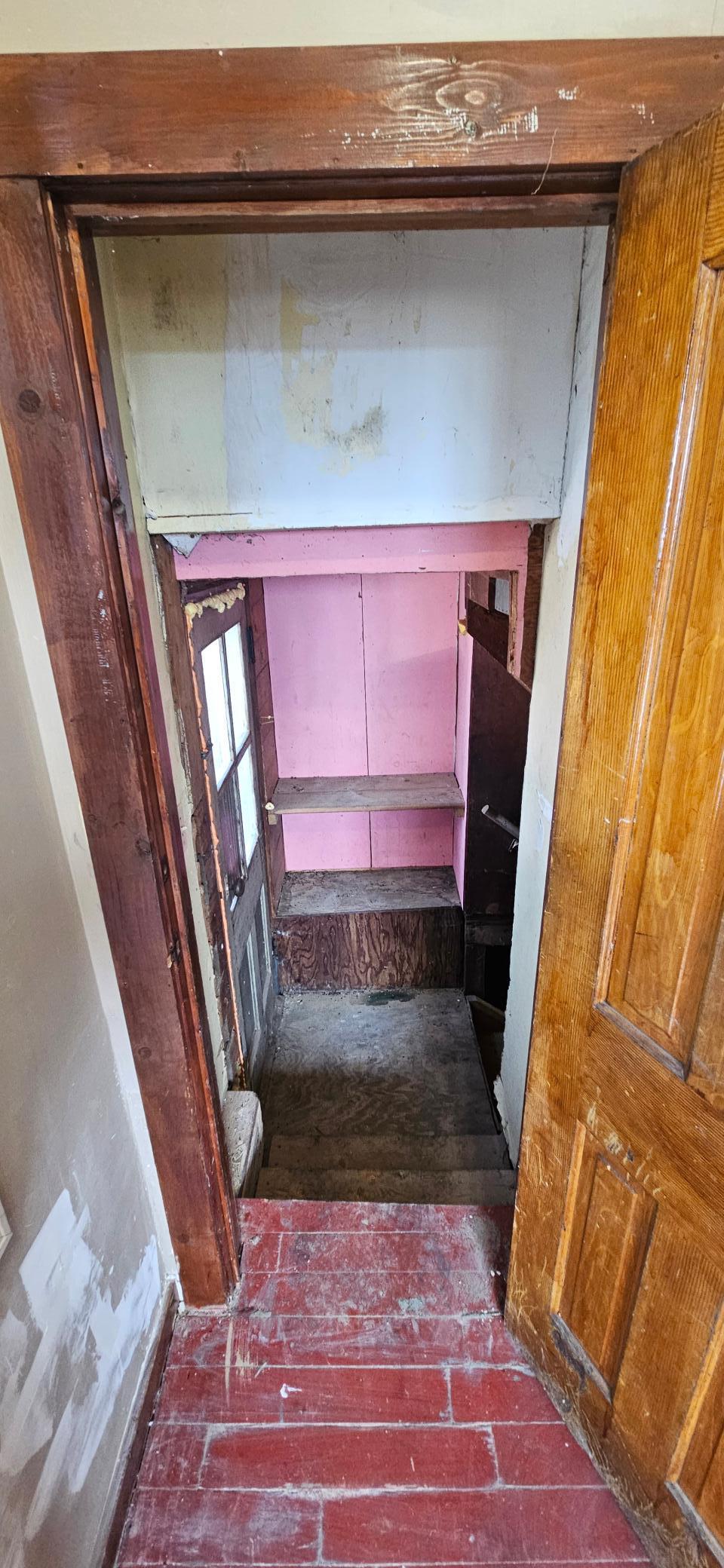 Side entry, stair to basement.jpg