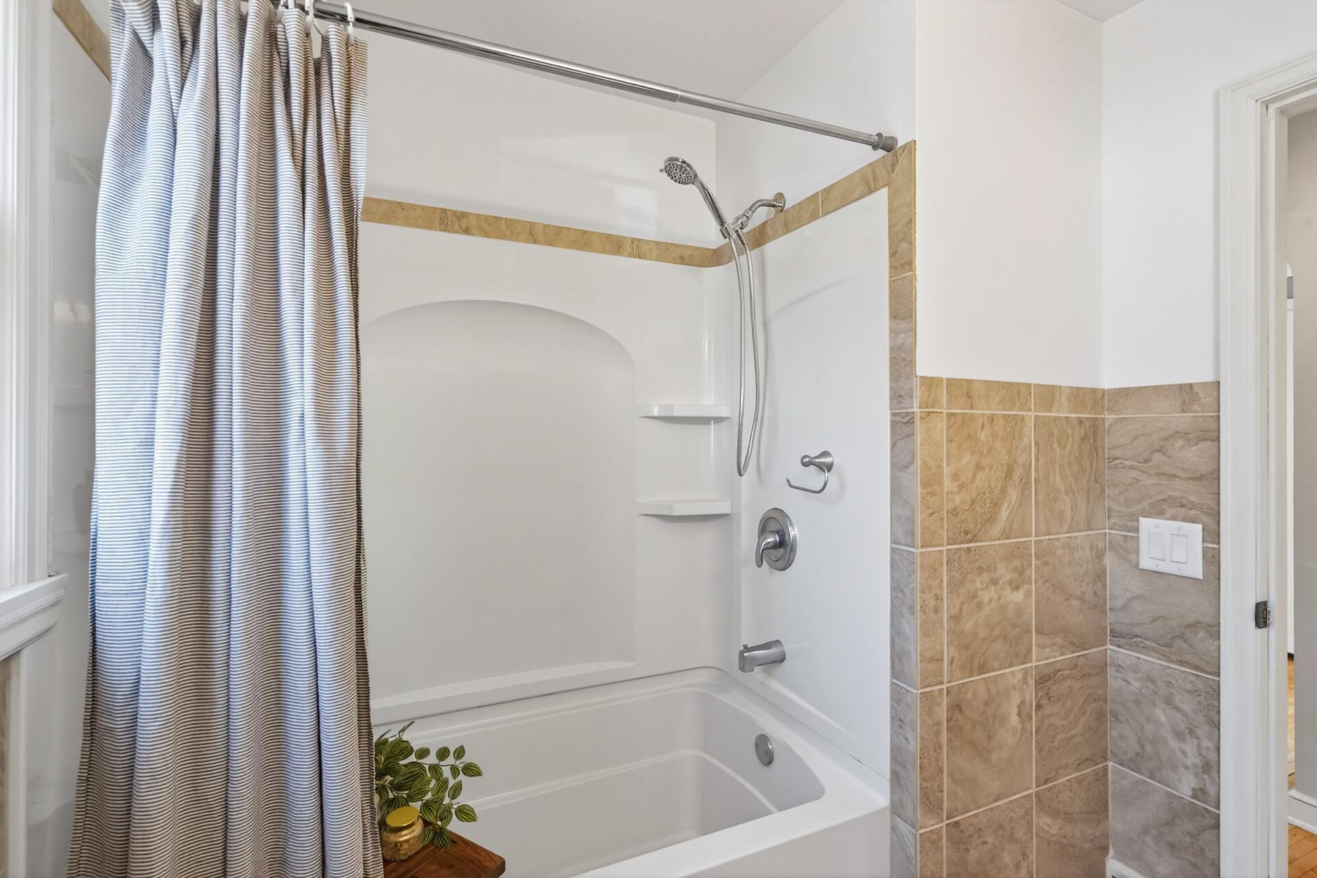 Crisp and clean tub/shower.