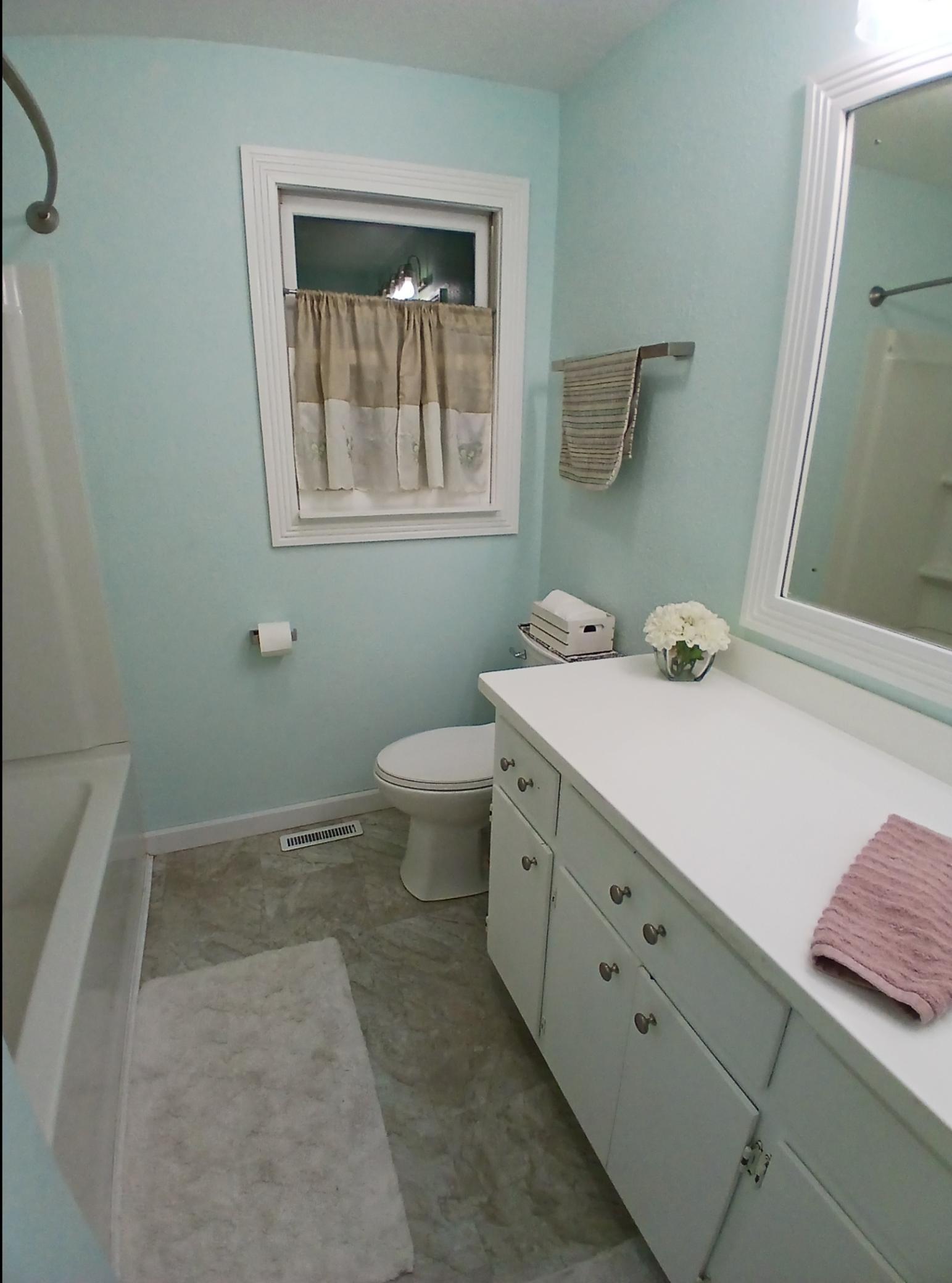 Spacous main bathroom