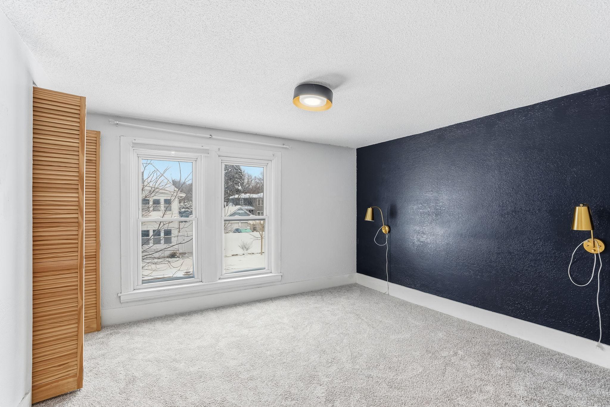 Large front window in main BR