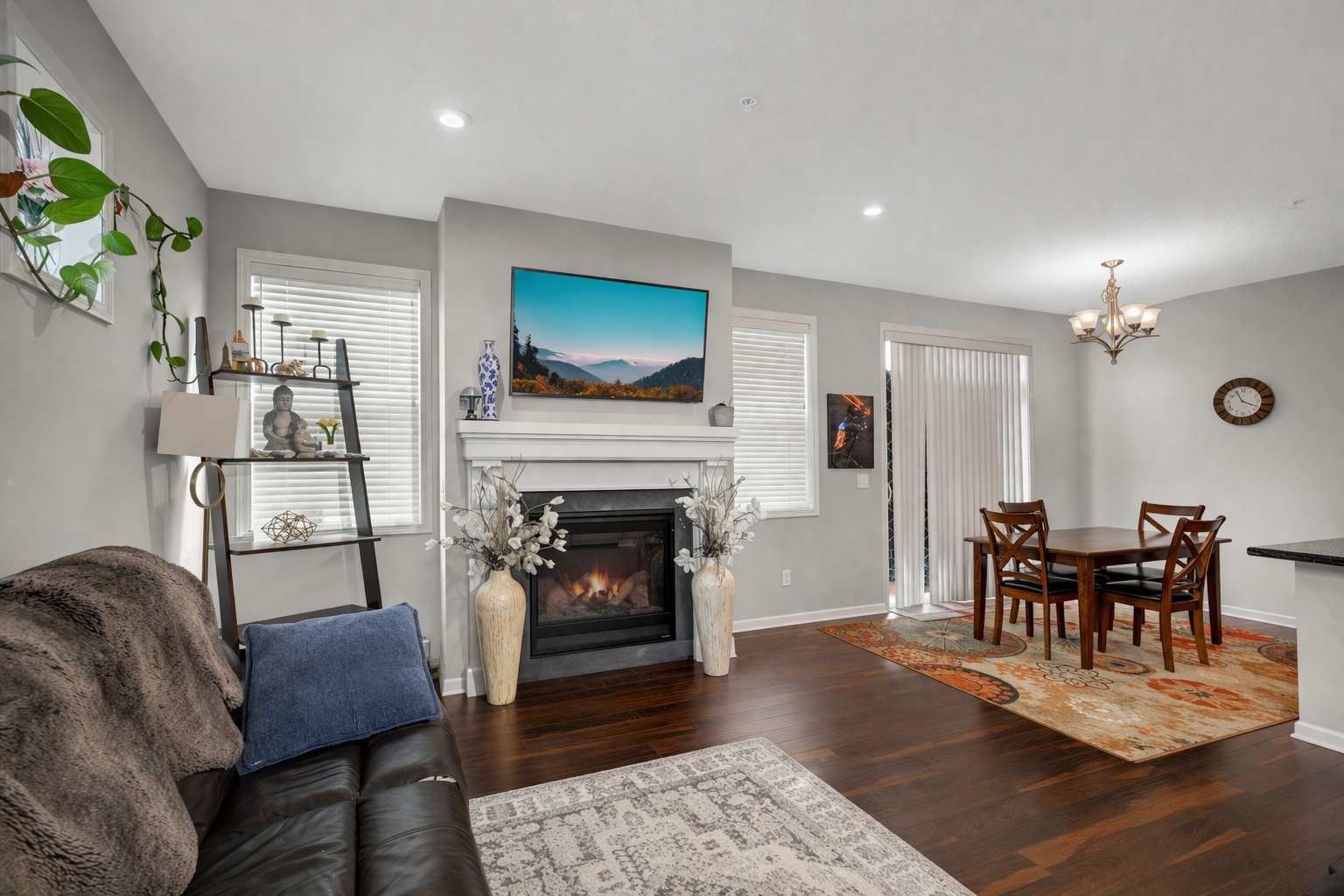 Spacious living Room with Fireplace