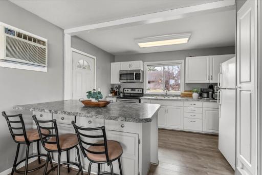 524 Lakeshore Circle, Annandale, MN 55302