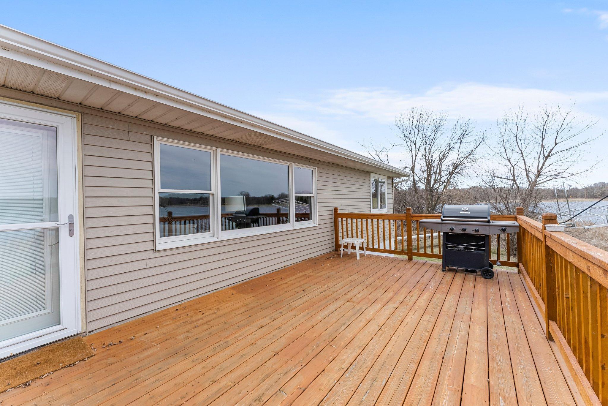 Great deck area for entertaining