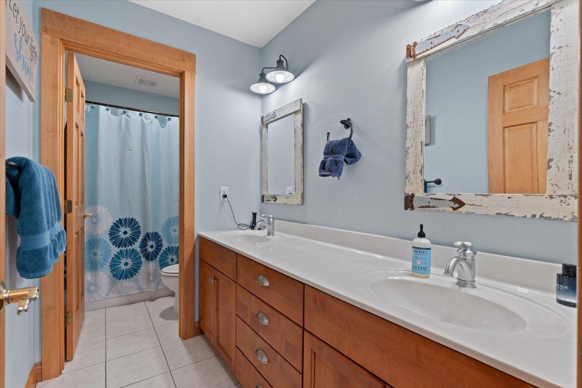 Upper Level Full Bath