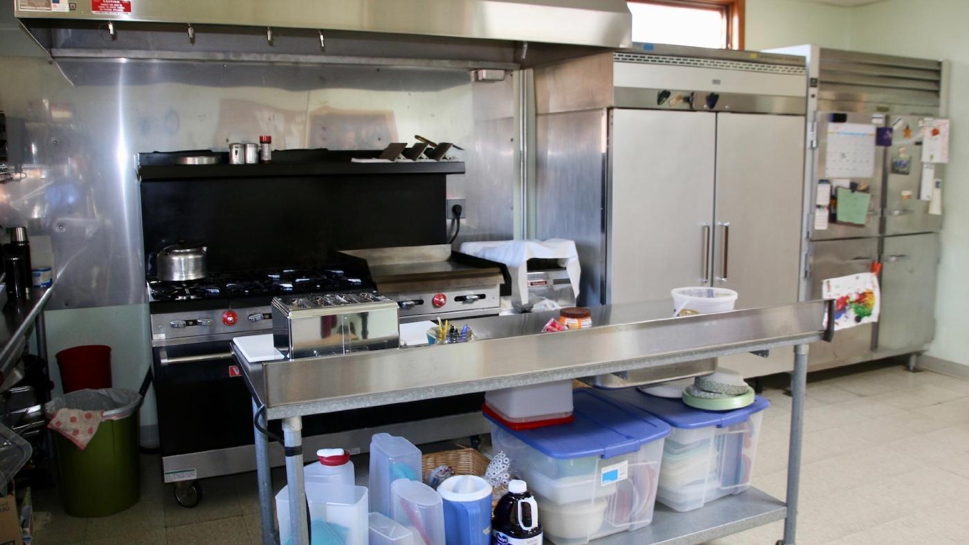 47_L4Seasons comm kitchen2.jpg