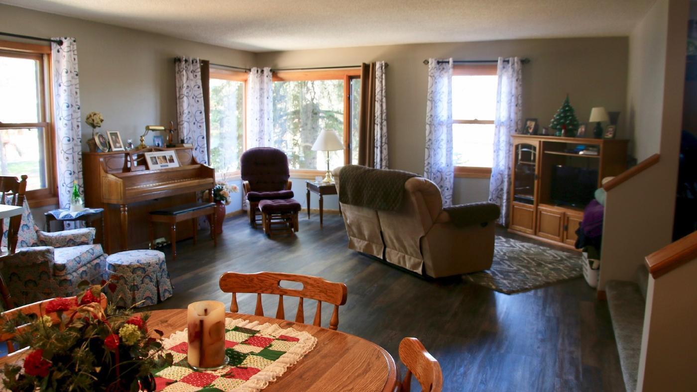 42_H4 Seasons First living room.jpg