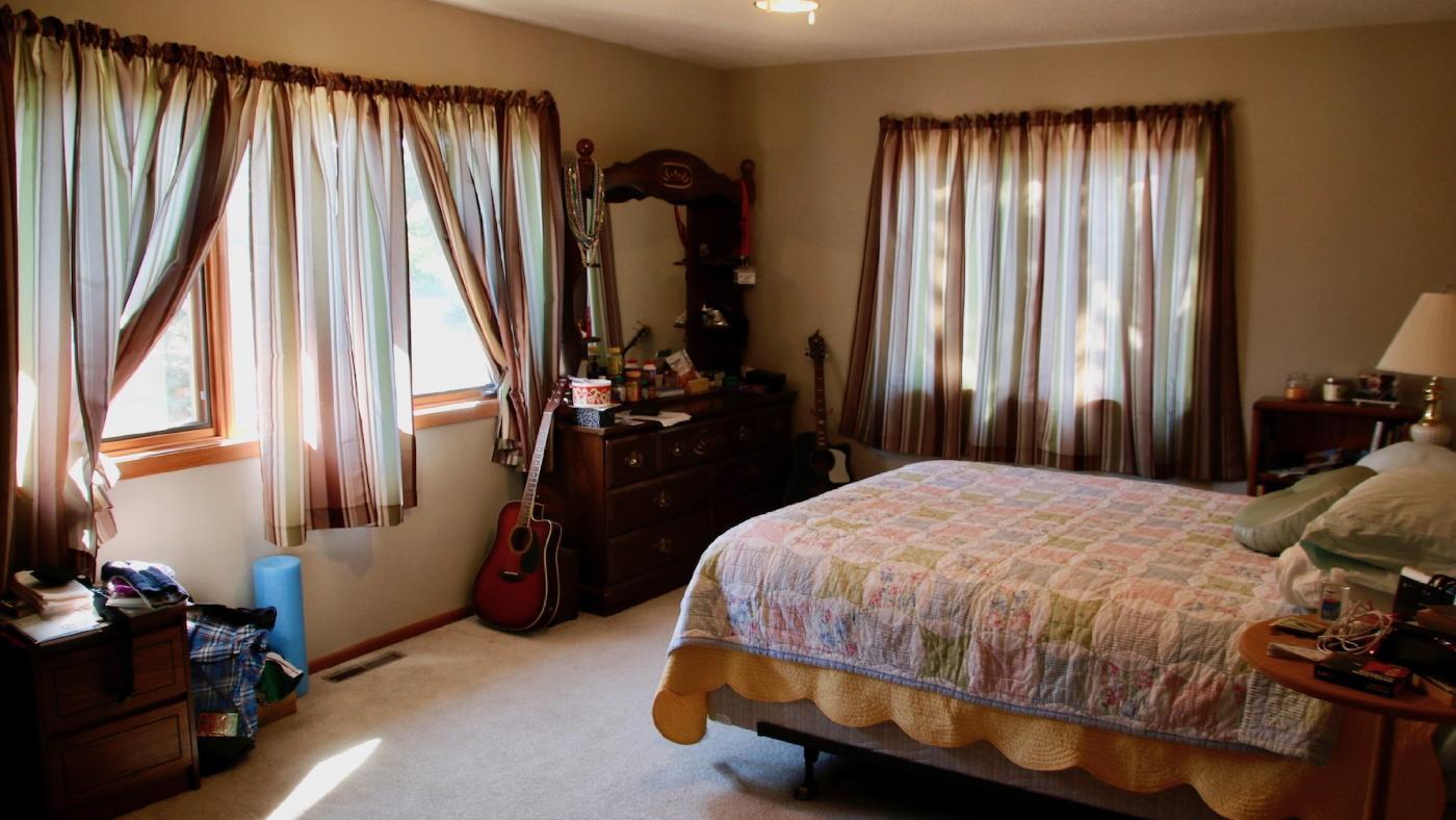 44_H4Seasons bedroom.jpg