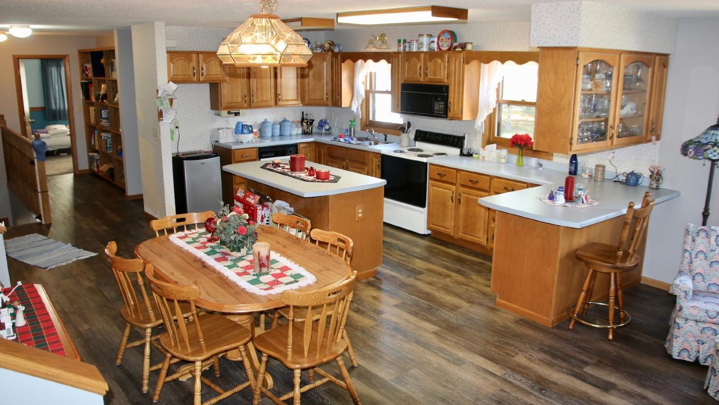 43_H4Seasons kitchen.jpg