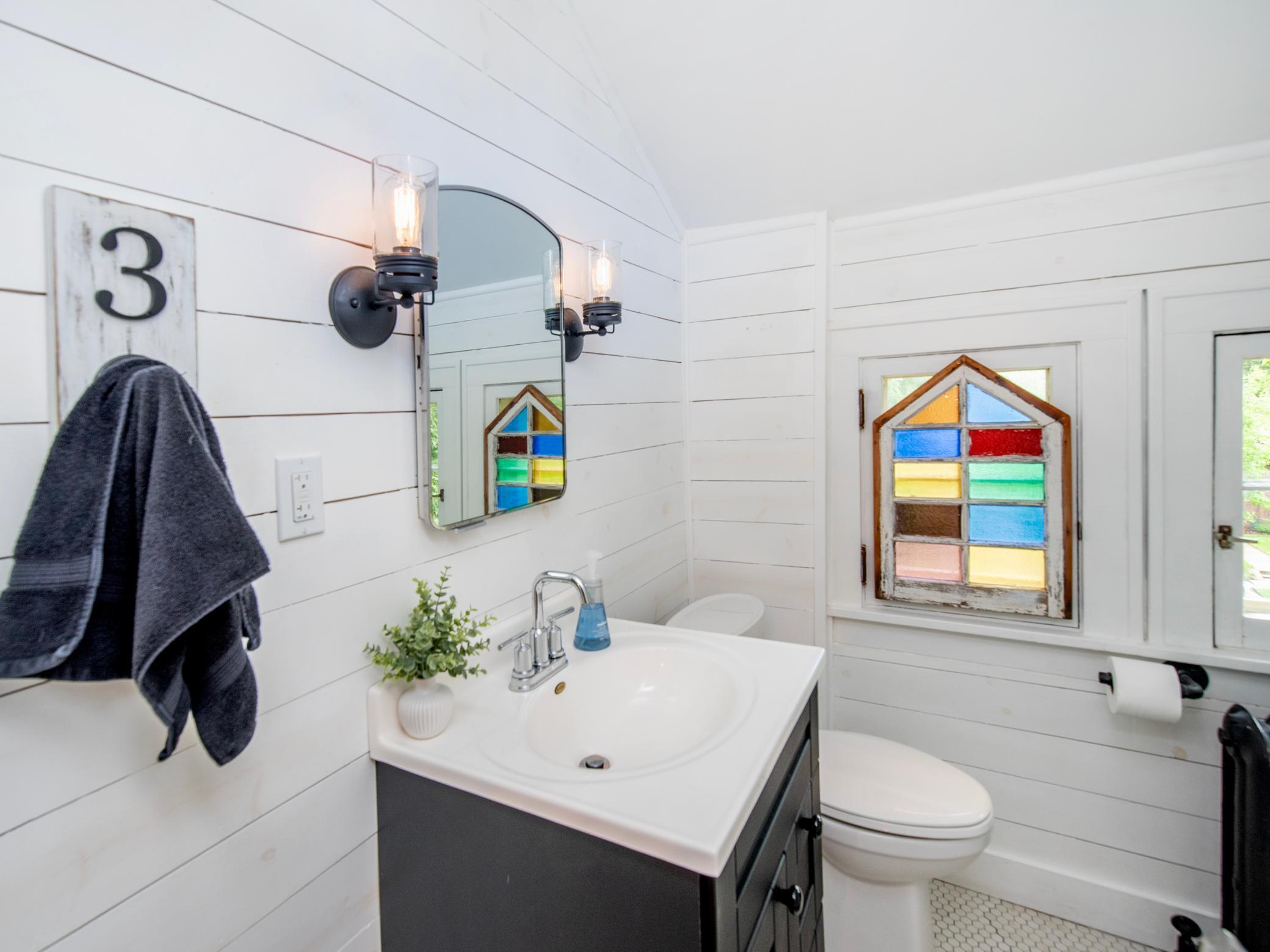 Upper level full bathroom.