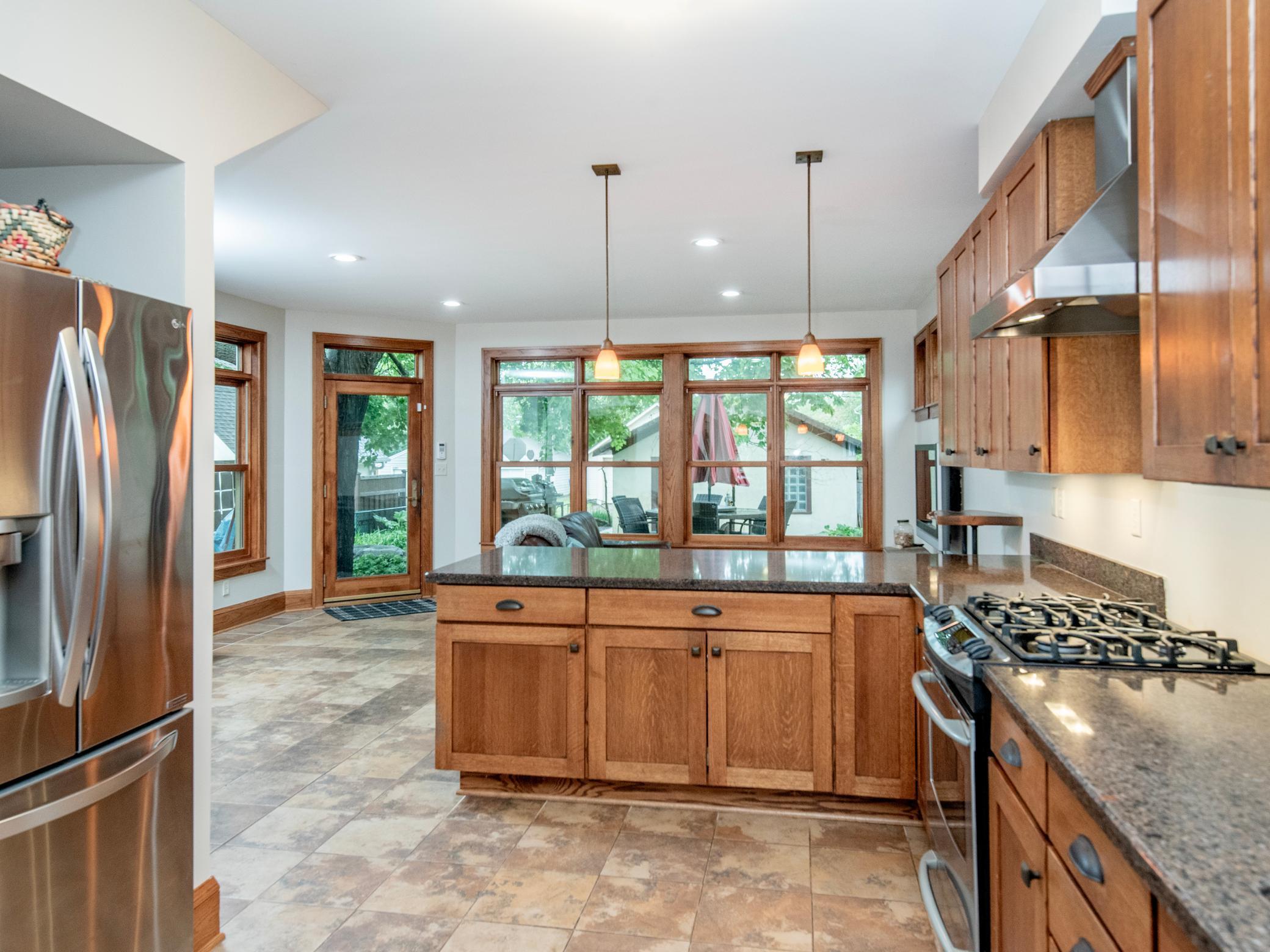 Bright and functional eat-in kitchen featuring a peninsula with additional seating—perfect for casual dining or entertaining.