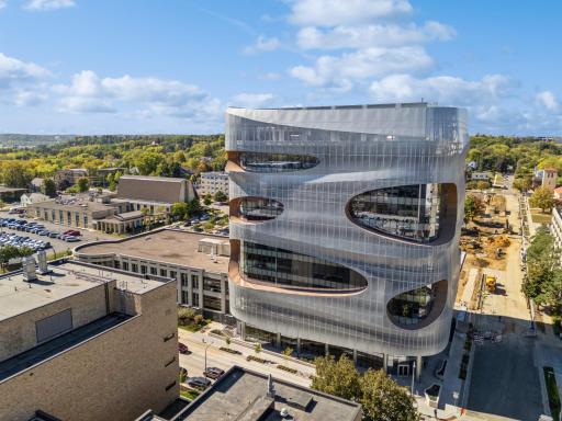 Aerial photo of Mayo Clinic's Anna-Maria and Stephen-Kellen Building.