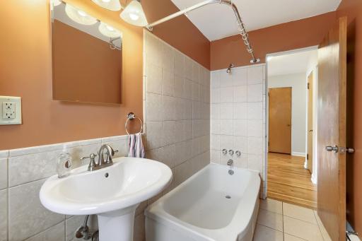 4515 Grand Ave S - Web Quality - 013 - 13 Bathroom.jpg