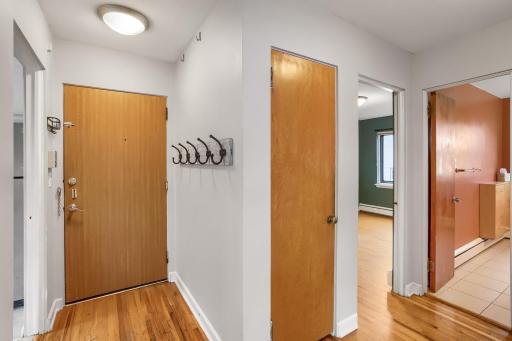 4515 Grand Ave S - Web Quality - 002 - 02 Foyer.jpg