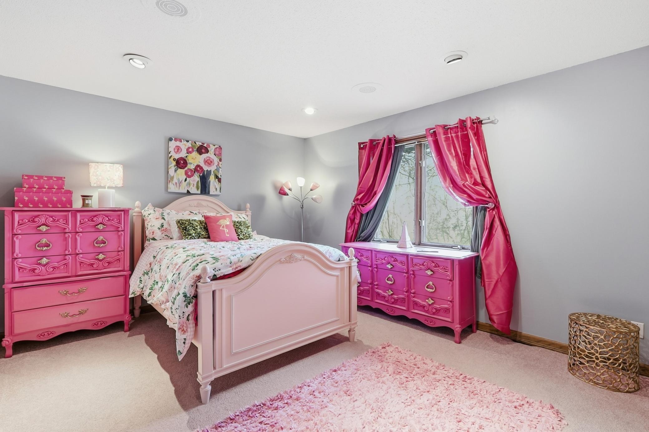 Spacious room with WIC and gorgeous view