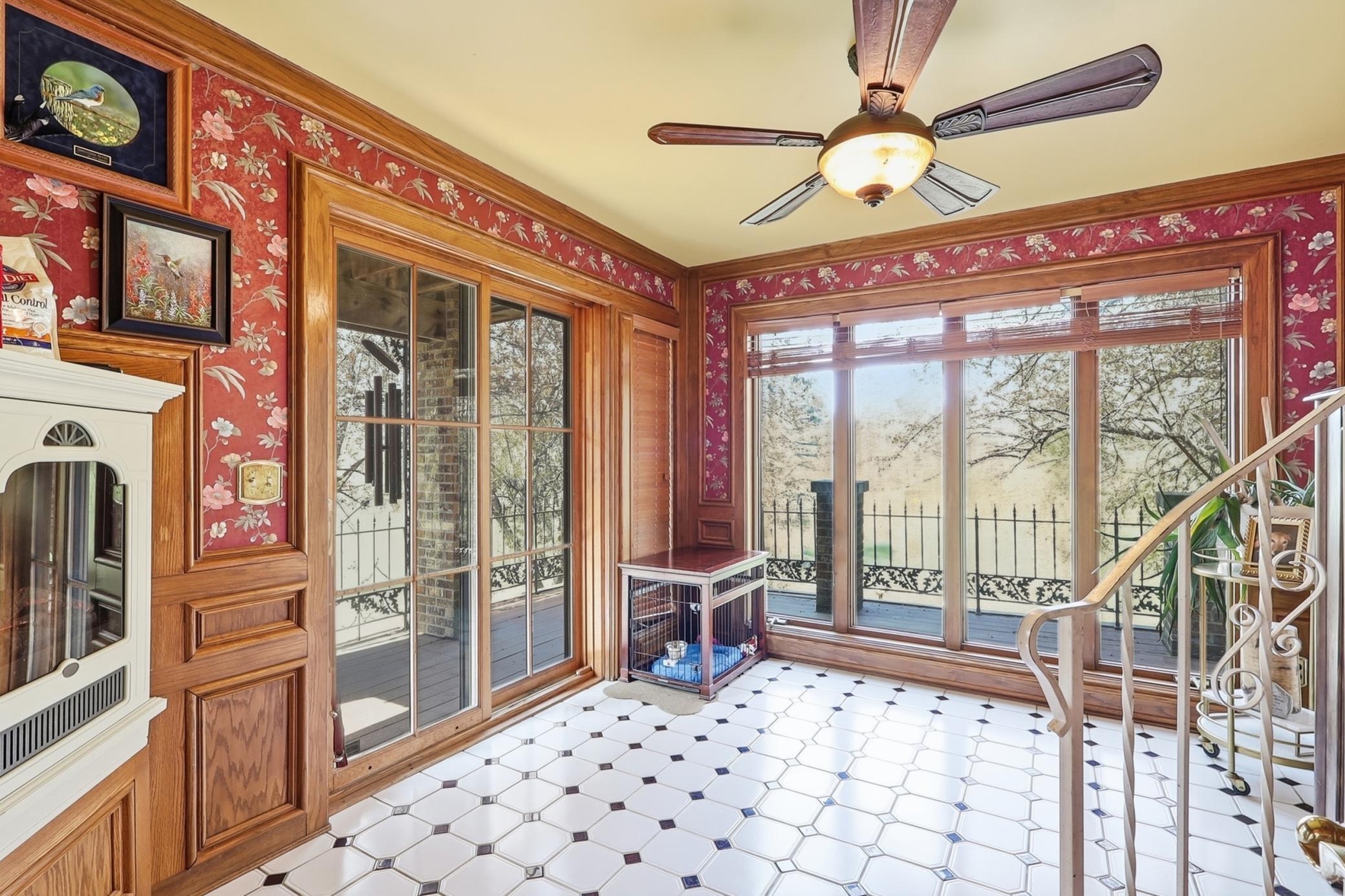 3 seasons porch with deck access