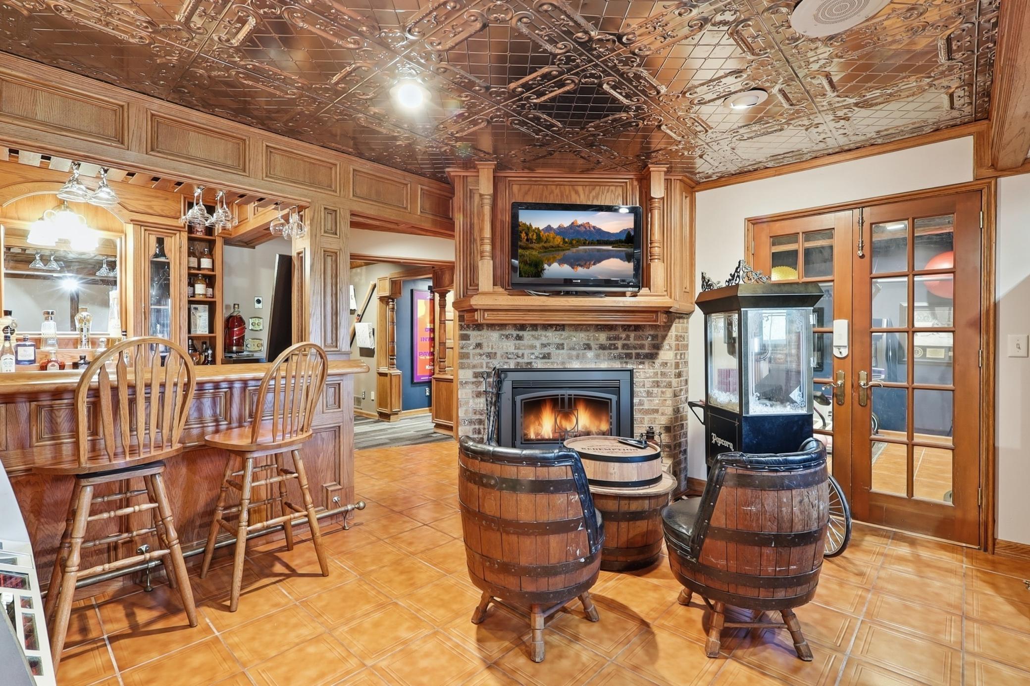 Wet Bar/ Entertainment room