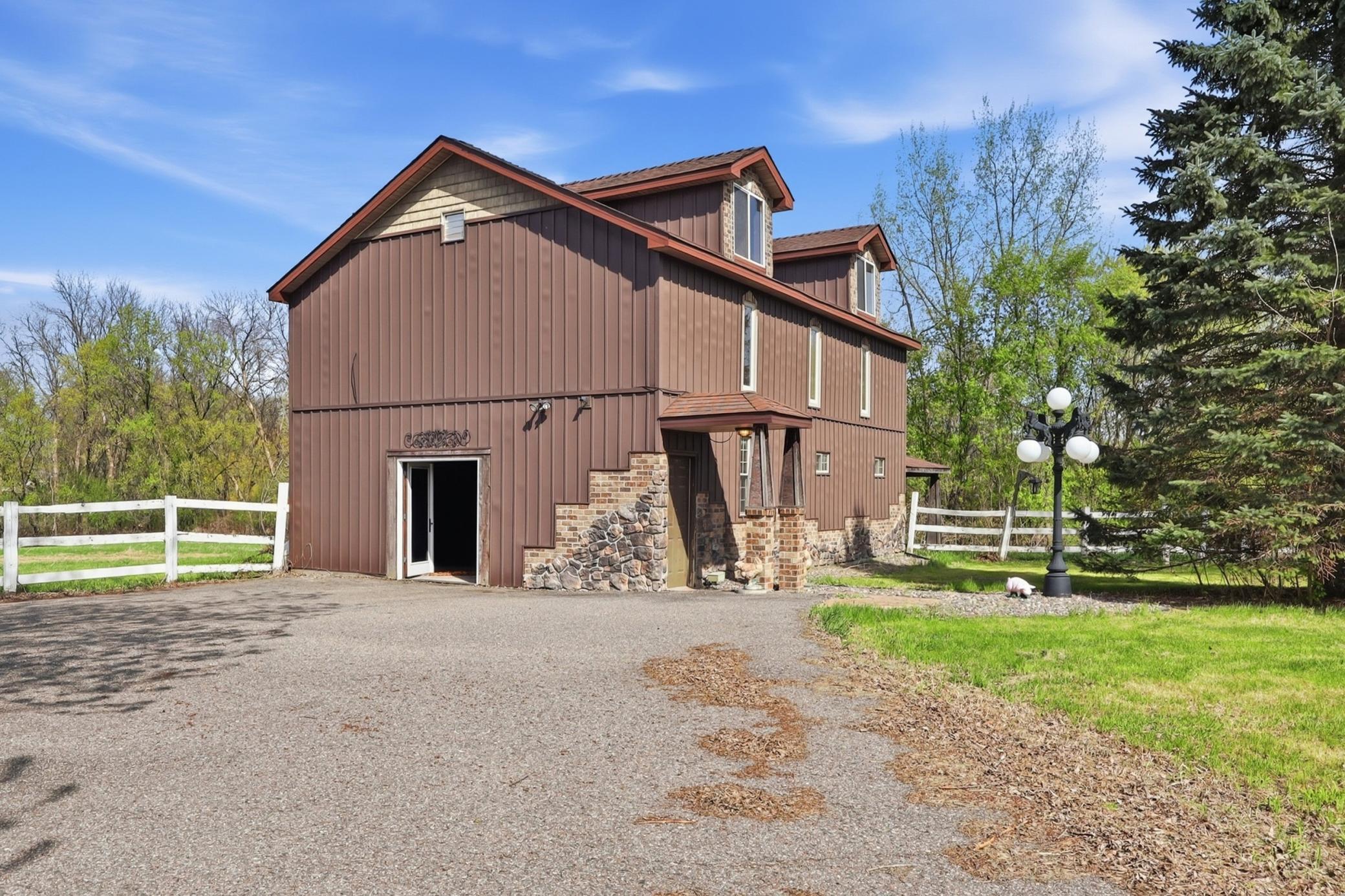 Exterior Barn 4 stalls, tack room, upper level entertainment