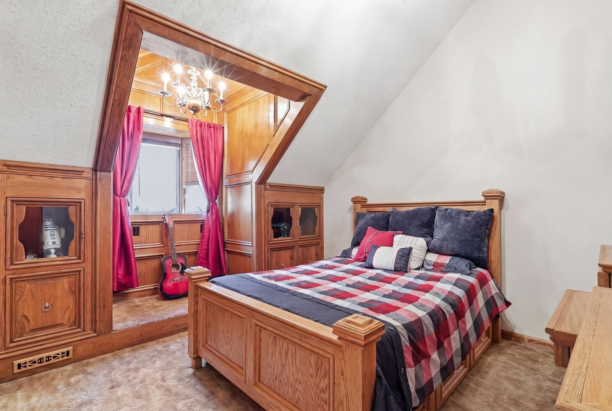 Beautiful bedroom, high ceilings & natural lighting