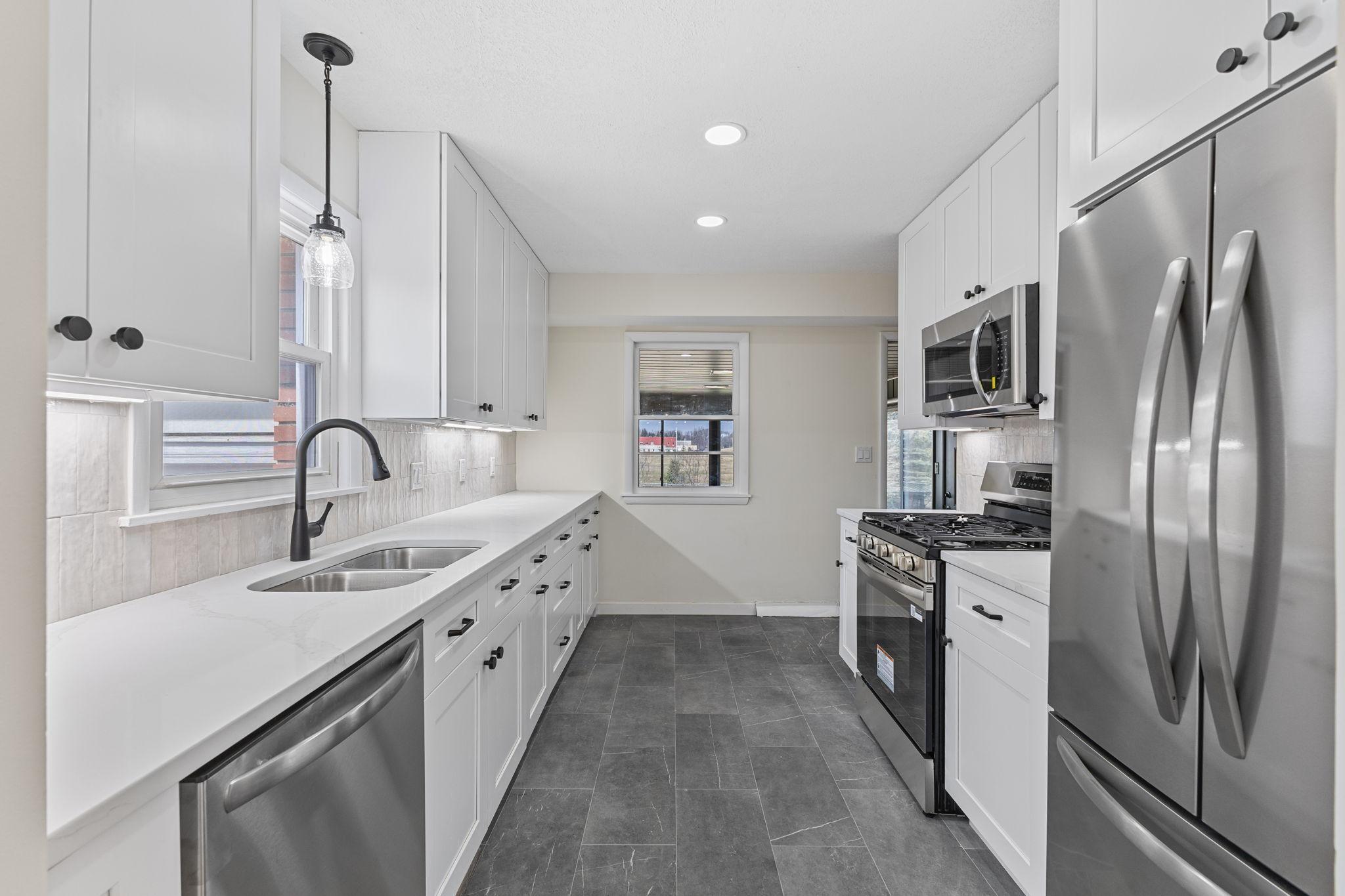 Vivid Spaces_1985 Shryer Ave W_011.jpg