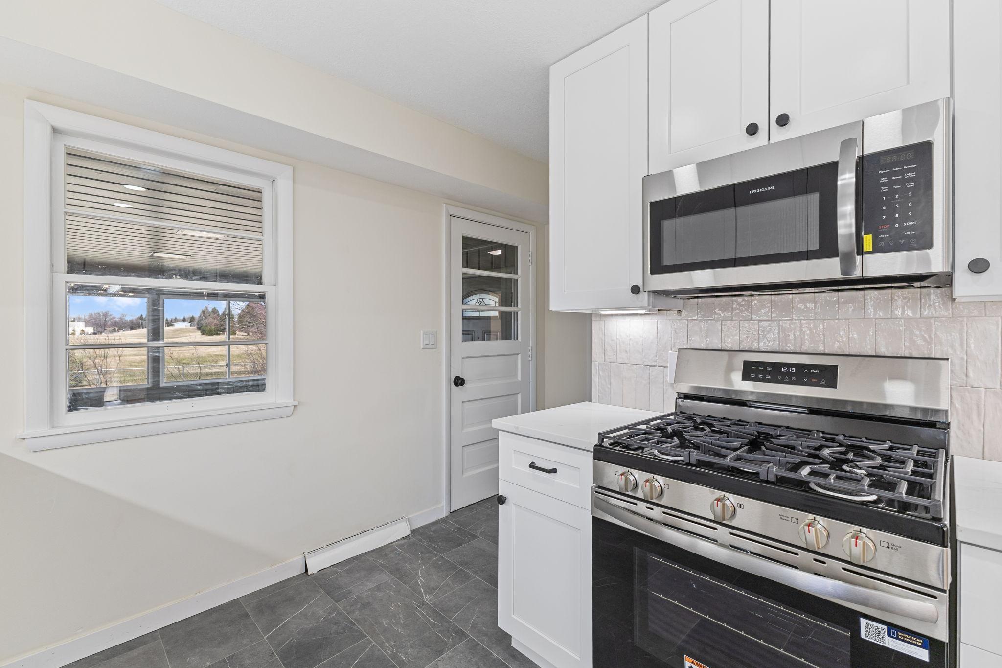 Vivid Spaces_1985 Shryer Ave W_013.jpg