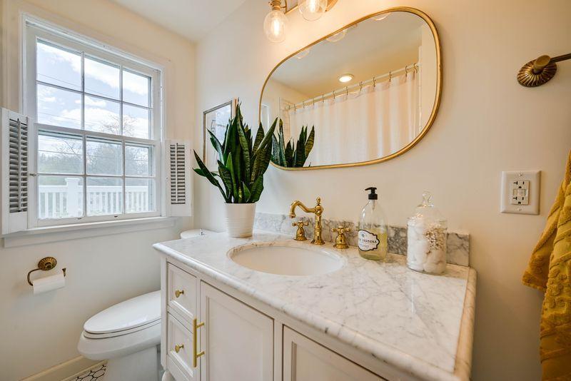 1902 Pinehurst bathroom.jpeg