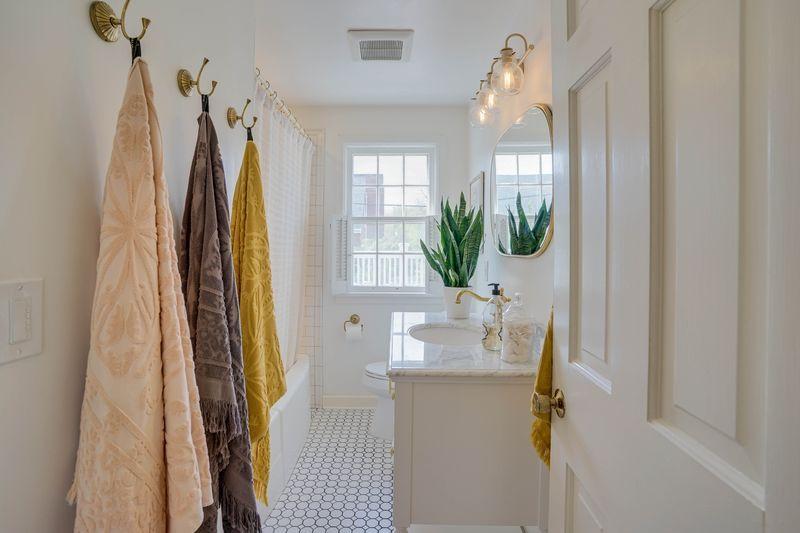 1902 Pinehurst bathroom 2.jpeg