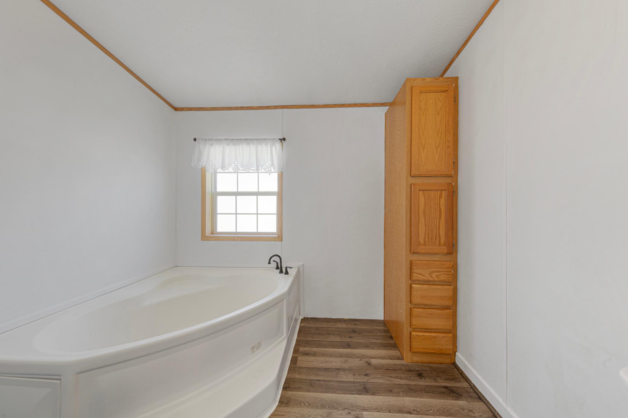 29 main bathroom.jpg