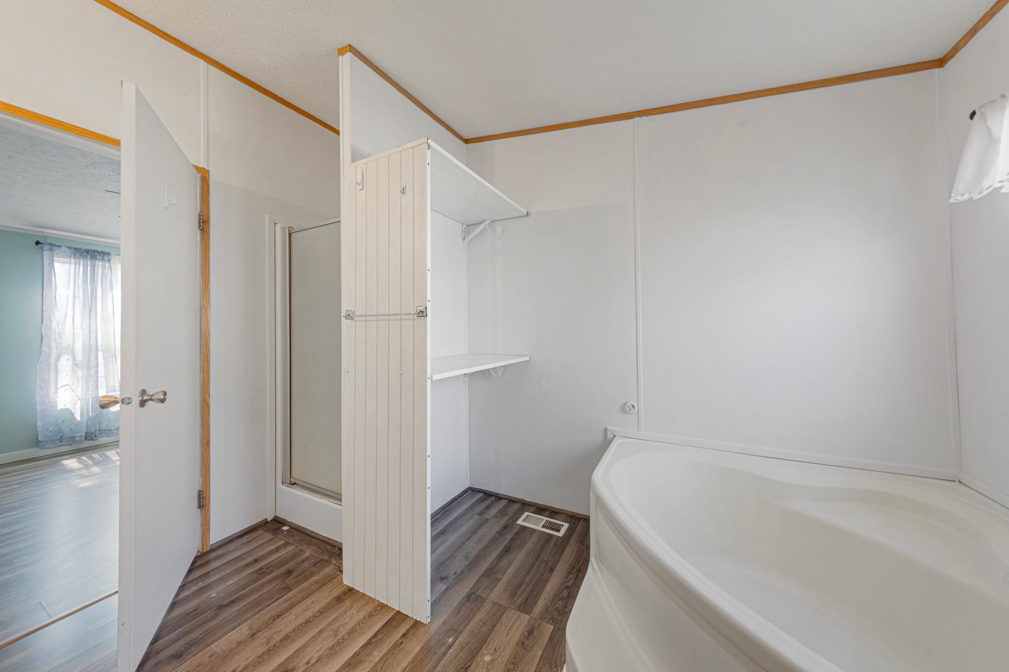 30 main bathroom.jpg