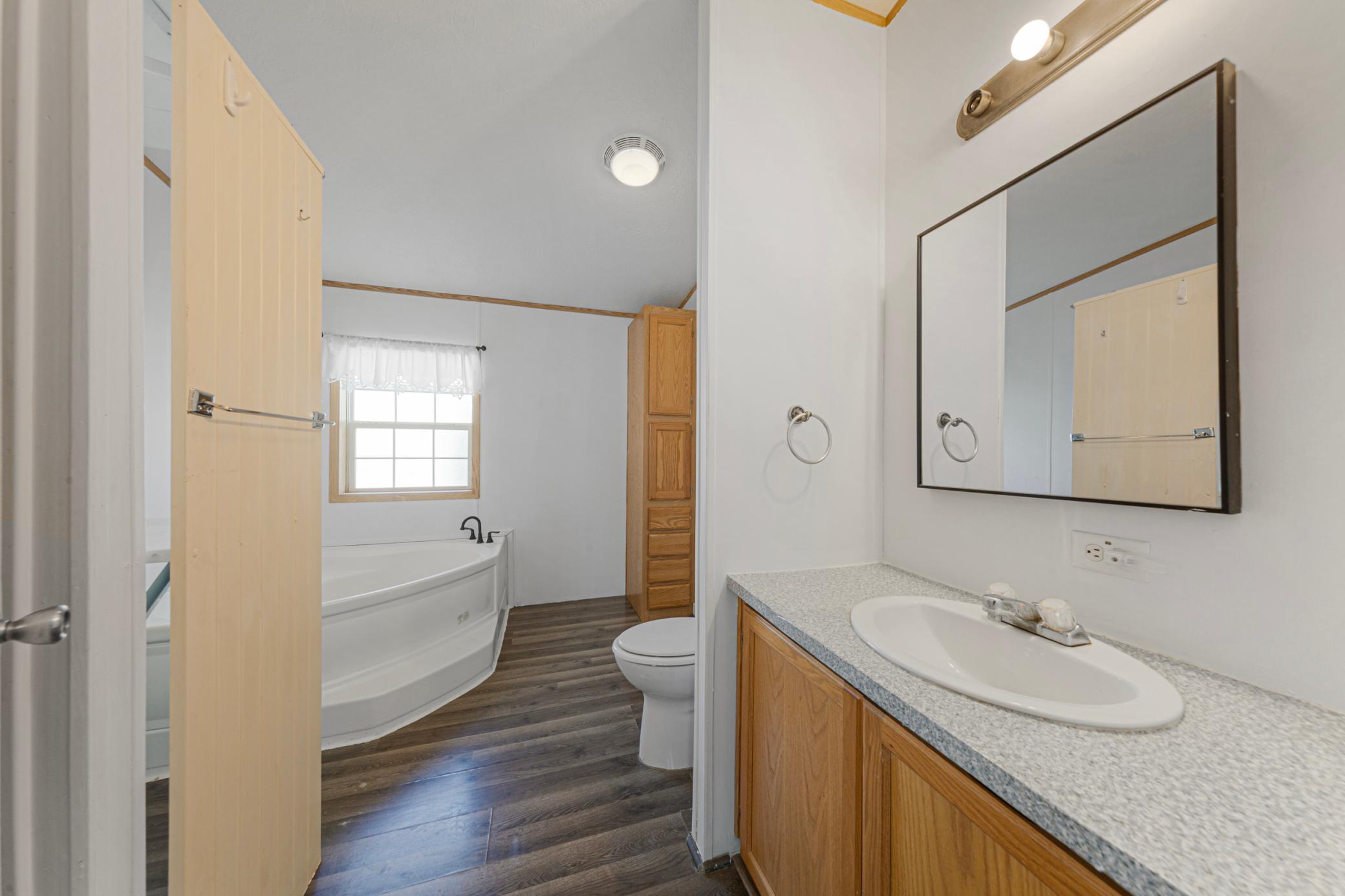 28 main bathroom.jpg