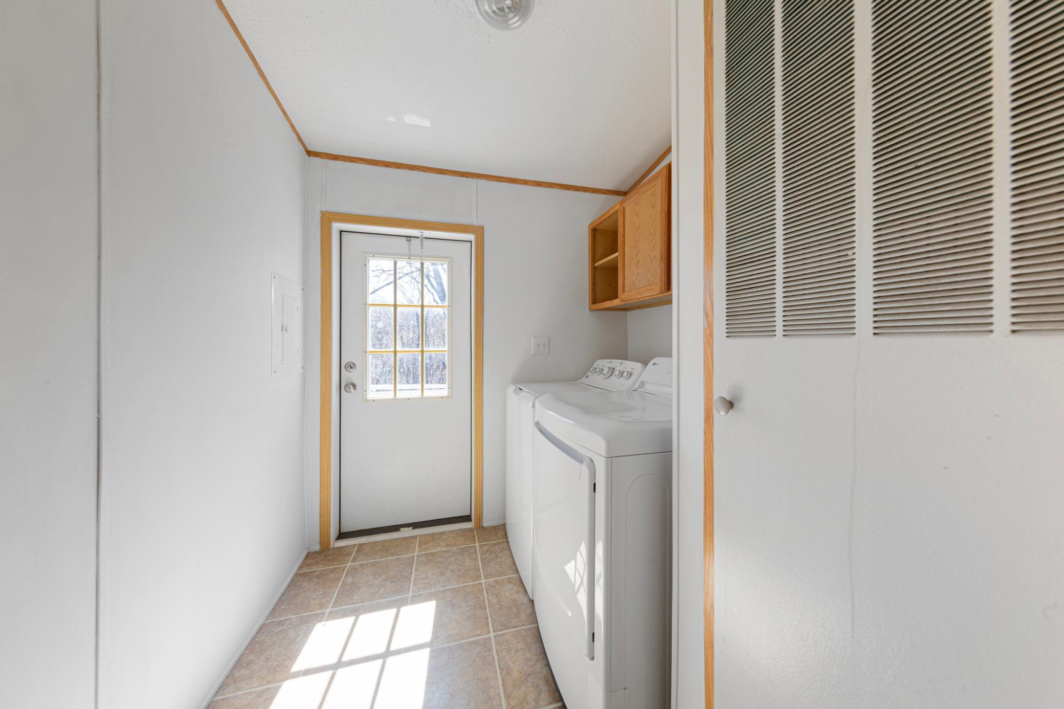 24 side entry_laundry.jpg