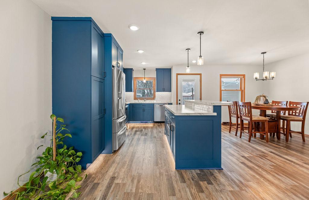 Stunning blue kitchen w/ island & breakfast bar